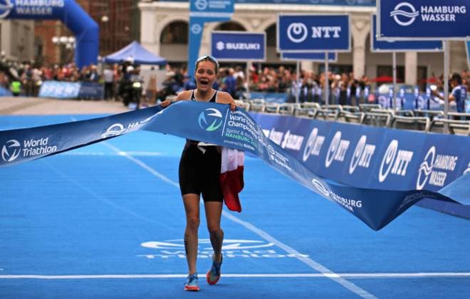 Bilder des Jahres 2023, Sport 07 Juli Sport Themen der Woche KW28 Sport Bilder des Tages Triathlon-WM in Hamburg, Juniorinnen Sprint: Ilona Hadhoum (Frankreich) gewinnt den WM-Titel.