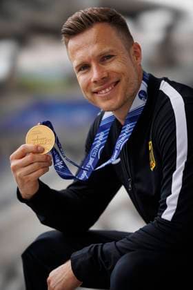 Bilder des Jahres 2023, Sport 07 Juli Sport Themen der Woche KW28 Sport Bilder des Tages Paris 2023 World Para Athletics Championships; Frankreich, 15.07.2023 Weitsprung-Weltmeister Markus Rehm (GER TSV Bayer 04 Leverkusen T64) mit seiner Goldmedaille waehrend der World Para Athletics Championships am 15.07.2023 im Charlety Stadium in Paris, Frankreich. Copyright: xBEAUTIFULxSPORTS AxelxKohringx