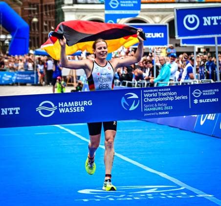 Bilder des Jahres 2023, Sport 07 Juli Sport Themen der Woche KW28 Sport Bilder des Tages HAMBURG WASSER World Triathlon Relay Championships Hamburg 16.07.23: die deutsche Triathlon Staffel gewinnt in der Besetzung Tim Hellwig, Annika Koch, Simon Henseleit, Laura Lindemann den Weltmeistertitel im Relay Hamburg Rathaus Hamburg Deutschland