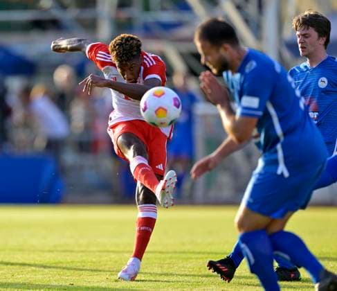 18.07.2023, Fussball 1. Bundesliga 2023 2024, Trainingslager FC Bayern München in Rottach-Egern am Tegernsee. Testspiel am Sportplatz Birkenmoos, FC Rottach Egern - FC Bayern München, Kingsley Coman (FC Bayern München) schiesst