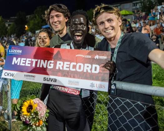 Bilder des Jahres 2023, Sport 07 Juli Sport Themen der Woche KW29 Spitzen Leichtathletik Luzern; Luzern, 20.07.2023 Dominic Lokinyomo Lobalu (LC Bruehl Leichtathletik, SSD, 267) celebrates with fans at Spitzen Leichtathletik Luzern in Luzern, Switzerland, on Thursday, July 20, 2023 . Copyright: xBEAUTIFULxSPORTS OlafxRellischx