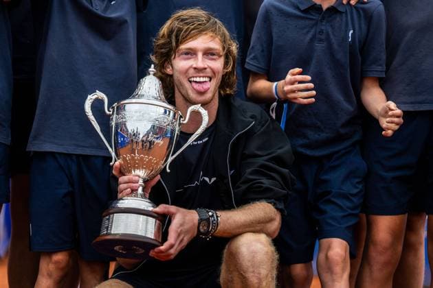 Bilder des Jahres 2023, Sport 07 Juli Sport Themen der Woche KW29 Sport Bilder des Tages 230723 Andrey Rublev, Ryssland, jublar med Mr G?s trophy pokalen efter singelfinalen under dag 7 av ATP, Tennis Herren Nordea Open den 22 juli 2023 i Bastad. Copyright: MATHILDAxAHLBERG BB230723MA070