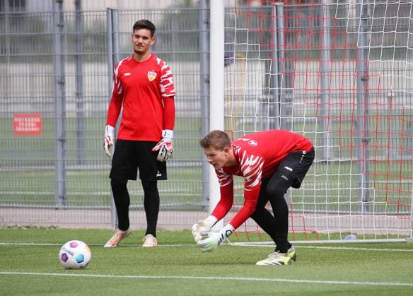 BAU 25.07.2023 Stuttgart Fußball VfB Stuttgart Training, v.l. Dennis Seimen, Alexander Nübel