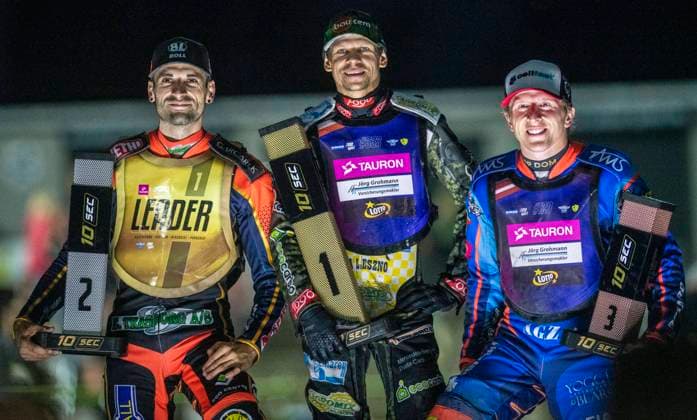 Bilder des Jahres 2023, Sport 08 August Sport Themen der Woche KW31 Sport Bilder des Tages 5.8.2023, GER, Speedway, Herren, Europameisterschaft, Speedway Euro Championship 2023, 2. Rennen, Güstrow Mikkel Michelsen (Dänemark, li.), Janusz Kolodziej (Polen,Mitte) und Andzej Lebedev (Lettland, re.) bei der Siegerehrung nach dem Rennen. Güstrwo Speedwaystadion Mecklenburg-Vorpommern Deutschland