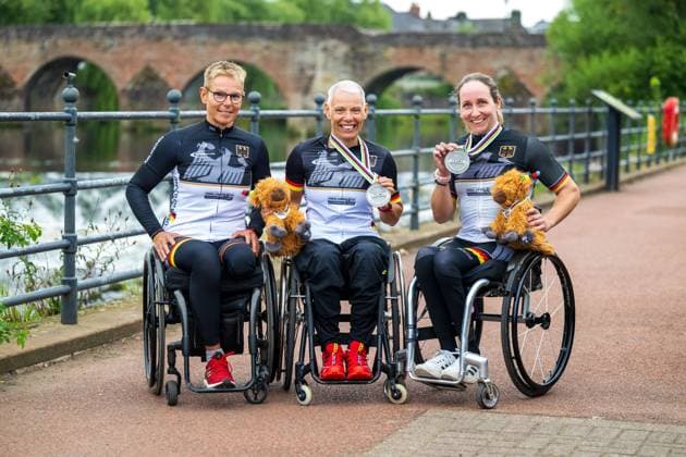 Bilder des Jahres 2023, Sport 08 August Sport Themen der Woche KW32 Sport Bilder des Tages UCI Cycling World Championships 2023 - Day 8 DUMFRIES, SCOTLAND - AUGUST 09: Julia DIERKESMANN (GER) local club Gymnastik-Club 1965 Nendorf e.V. Niedersachsen, Andrea ESKAU (GER), local club USC Magdeburg Sachsen-Anhalt and Annika ZEYEN (GER), local club SSF Bonn Nordrhein-Westfalen after the women’s time trial competition during day 8 of the UCI Cycling World Championships 2023 at the Road Race City Course of Dumfries on 09.8.2023 in Dumfriesshire Scotland. Copyright: xBEAUTIFULxSPORTS OliverxKremerx