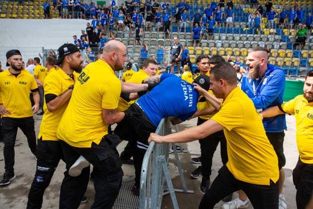 Bilder des Jahres 2023, Sport 08 August Sport Themen der Woche KW32 Sport Bilder des Tages Jena , 120823, Fussball DFB Pokal , FC Carl-Zeiss Jena gegen Hertha BSC Berlin im Bild: Schwere Ausschreitungen zwischen Fans von Hertha BSC und Carl Zeiss Jena , verletzte Ordner und Fans. Hertha Fans drücken ein Tor auf und stürmen das Stadion