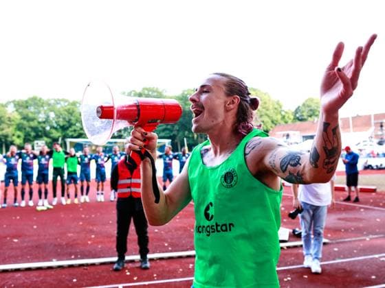 Die St. Pauli Fans feiern den Sieg mit ihrer Mannschaft gegen Atlas Delmenhorst. Jackson Irvine (FC St. Pauli 07) Mittelfeld heizt die Fans an. Atlas Delmenhorst - FC St. Pauli, DFB Pokal Runde 1, Bundesliga, Staetisches Stadion Delmenhorst, Spielzeit 2023 2024, 12.08.2023 DFL REGULATIONS PROHIBIT ANY USE OF PHOTOGRAPHS AS IMAGE SEQUENCES AND OR QUASI-VIDEO Foto:EIBNER Stephanie Zerbe Atlas Delmenhorst - FC St. Pauli, DFB Pokal Runde 1, Bundesliga, Spielzeit 2023 2024, 12.08.2023 Delmenhorst Copyright: xStephaniexZerbe xEibner-Pressefox EP_SZE