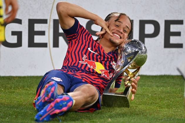 Bilder des Jahres 2023, Sport 08 August Sport Themen der Woche KW32 Sport Bilder des Tages Xavi SIMONS (L), Siegerehrung mit Pokal,Cup,Trophaee, Jubel,Freude,Begeisterung, Fussball DFL Supercup 2023 FC Bayern Muenchen - RB Leipzig 0-3 am 12.08.2023 in Muenchen A L L I A N Z A R E N A.