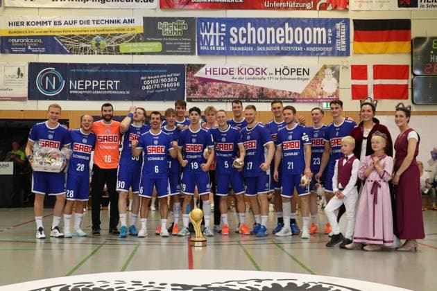 Bilder des Jahres 2023, Sport 08 August Sport Themen der Woche KW32 TSV Hannover Burgdorf vs VfL Gummersbach, Handball, Internationaler Heide-Cup 2023, 13.08.23; Schneverdingen Jubel beim VfL Gummersbach über den Sieg beim Heide Cup. Copyright: xBEAUTIFULxSPORTS MarioxM.xKobergx