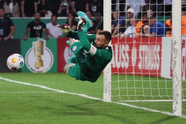 Bilder des Jahres 2023, Sport 08 August Sport Themen der Woche KW32 Matchwinner, 3 gehaltene Elfmeter durch Torwart Markus Kolke (FC Hansa Rostock, Nr. 1) , DFB-Pokal, FSV Frankfurt - FC Hansa Rostock, Fussball DFB Pokal 23 24, Saison 2023 2024, 1. Runde, 13.08.2023, -