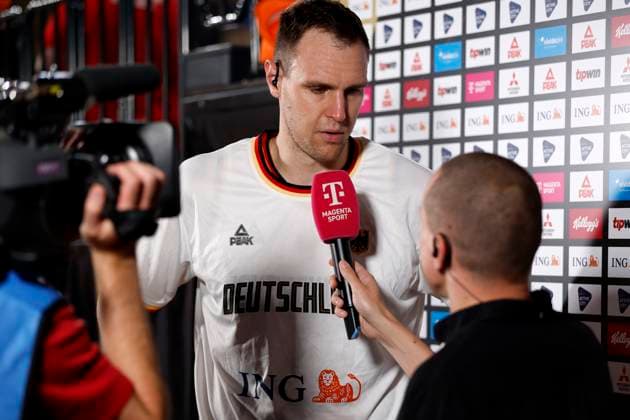 13.08.2023, Deutscher Basketball Bund, Supercup 2023, Hamburg, edel-optics.de Arena, Finale, Deutschland - Kanada, Johannes Voigtmann (GER, No7) im Interview mit Benni Zander, Magenta Hamburg edel-optics.de Arena Hamburg Germany