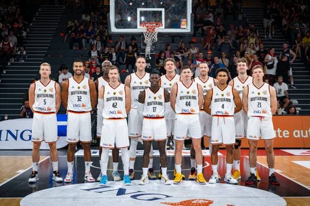 Basketball Hamburg 13.08.2023 DBB Nationalmannschaft der Männer Länderspiel Testspiel Supercup Deutschland (GER) - Kanada (CAN) Team Deutschland hinten vlnr.: Nils Giffey (Deutschland, No.05) Johannes Thiemann (Deutschland, No.32) Isaac Bonga (Deutschland, No.00) Johannes Voigtmann (Deutschland, No.07) Moritz Wagner (Deutschland, No.13) Daniel Theis (Deutschland, No.10) Franz Wagner (Deutschland, No.09) vlrne vlnr.: Andreas Obst (Deutschland, No.42) Dennis Schröder Schroeder (Deutschland, No.17) Schröder Schroder David Krämer (Deutschland, No.44) Kraemer Kramer Maodo Lo (Deutschland, No.04) Justus Hollatz (Deutschland, No.21)