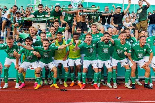 Bilder des Jahres 2023, Sport 08 August Sport Themen der Woche KW33 Sport Bilder des Tages Homburger Mannschaft jubelt mit den Fans, FC 08 Homburg vs SV Darmstadt 98, Fussball, DFB Pokal, 14.08.2023 DFB regulations prohibit any use of photographs as image sequences and or quasi-video. FC 08 Homburg vs SV Darmstadt 98, Fussball, DFB Pokal, 14.08.2023 Homburg Saar Copyright: xNeisx xEibner-Pressefotox