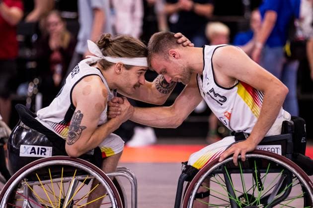 Bilder des Jahres 2023, Sport 08 August Sport Themen der Woche KW33 European Para Championships Rollstuhlbasketball, Deutschland gegen Italien Herren; 16.08.2023 ROTTERDAM, NIEDERLANDE 16. August 2023 - European Para Championships Rollstuhlbasketball, Deutschland gegen Italien Herren im Rotterdam Ahoy in Rotterdam, Niederlande. Christopher Huber (Deutschland, 7) und Thomas Boehme (Deutschland, 13) umarmen sich nach dem Sieg Copyright: xBEAUTIFULxSPORTS Wunderlx