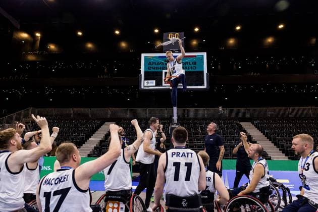 Bilder des Jahres 2023, Sport 08 August Sport Themen der Woche KW33 European Para Championships Rollstuhlbasketball, Siegerehrung Herren; 19.08.2023 ROTTERDAM, NIEDERLANDE 19. August 2023 - European Para Championships Rollstuhlbasketball, Siegerehrung Herren im Rotterdam Ahoy in Rotterdam, Niederlande. Lee Fryer (Grossbritannien, 18) schneidet unter Jubel seiner Teamkollegen das Netz herunter Copyright: xBEAUTIFULxSPORTS Wunderlx