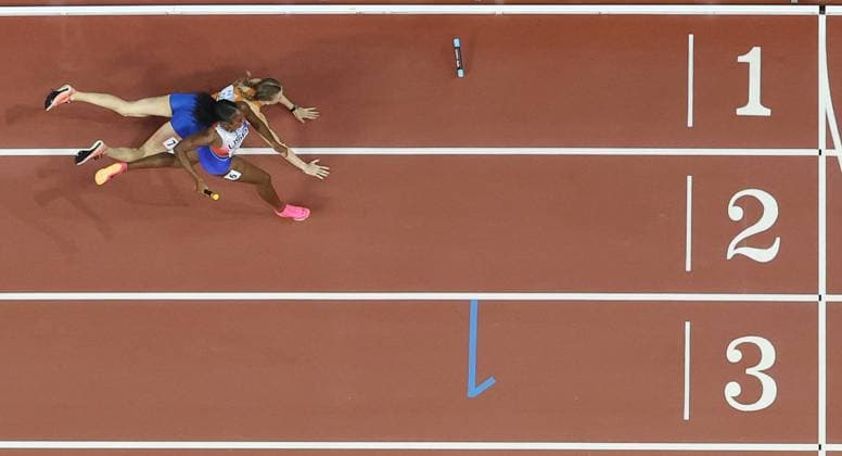 Bilder des Jahres 2023, Sport 08 August Sport Themen der Woche KW33 (230820) -- BUDAPEST, Aug. 20, 2023 -- Alexis Holmes (bottom) of the United States runs to the finish line as Femke Bol of the Netherlands falls over during the 4x400m Relay Mixed Final of the World Athletics Championships Budapest 2023 in Budapest, Hungary on Aug. 19, 2023. ) (SP)HUNGARY-BUDAPEST-ATHLETICS-WORLD CHAMPIONSHIPS-DAY 1 LixMing 
