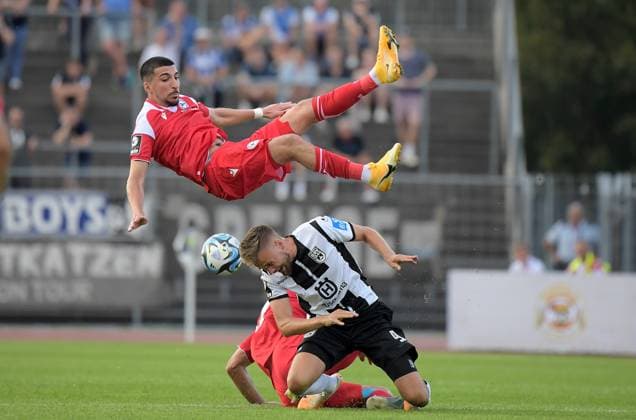 Bilder des Jahres 2023, Sport 08 August Sport Themen der Woche KW34 Sport Bilder des Tages 22.08.2023, xemx, Fussball 3.Liga, SSV Ulm 1846 - Arminia Bielefeld emspor, v.l. Nassim Boujellab (Arminia Bielefeld), Lucas Roeser (SSV Ulm 1846) Zweikampf, Aktion, action, battle for the ball (DFL DFB REGULATIONS PROHIBIT ANY USE OF PHOTOGRAPHS as IMAGE SEQUENCES and or QUASI-VIDEO) Ulm