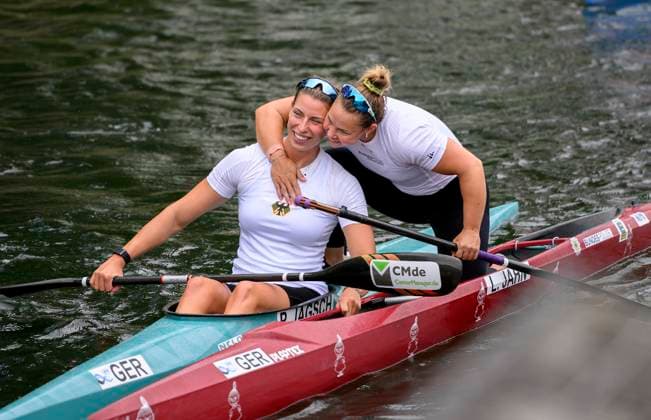 Bilder des Jahres 2023, Sport 08 August Sport Themen der Woche KW34 Sport Bilder des Tages Lisa JAHN r. (GER) gratuliert Pauline JAGSCH l. (GER) zum Final A Einzug, Semi Final K1 W 500, am 24.08.2023 Kanu Rennsport Weltmeisterschaften, vom 23.08.- 27.08.2023 in Duisburg Deutschland. Â