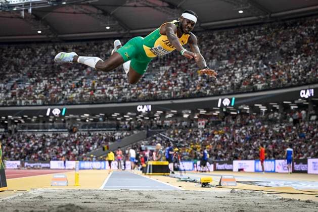 Bilder des Jahres 2023, Sport 08 August Sport Themen der Woche KW34 Sport Bilder des Tages BUDAPEST 20230824 Carey Mcleod, Jamaica, far till ett lite tokigt hopp i herrarnas final i längdhopp under friidrotts-VM i Budapest. BUDAPEST UNGERN FRIIDROTT x10070x Copyright: xJessicaxGow TTx FRIIDROTTS-VM 2023
