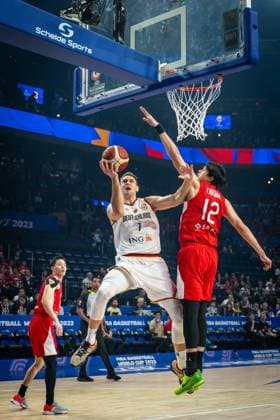 Basketball Okinawa 25.08.2023 FIBA Basketball World Cup 2023 Weltmeisterschaft der Männer Vorrunde Deutschland (GER) - Japan (JPN) Johannes Voigtmann (Deutschland, No.07) YUTA WATANABE (Japan, No.12)