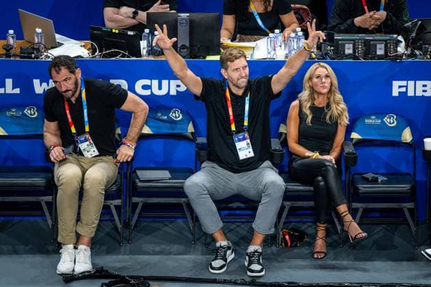 Bilder des Jahres 2023, Sport 08 August Sport Themen der Woche KW34 Basketball Okinawa 27.08.2023 FIBA Basketball World Cup 2023 Weltmeisterschaft der Männer Vorrunde Australien (AUS) - Deutschland (GER) Dirk Nowitzki (mi.) Jubel Jorge Garbajosa (li.) Lara Beth (re.) Managerin