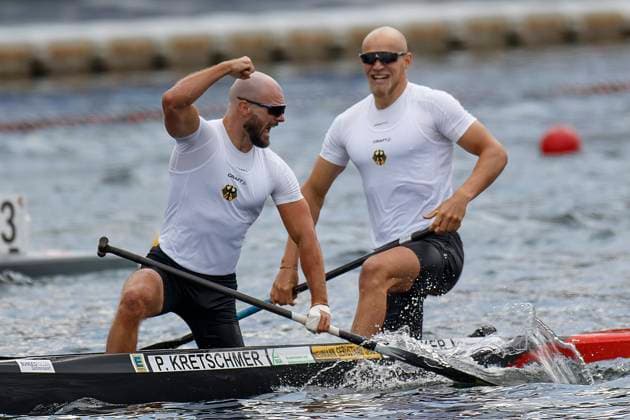 Bilder des Jahres 2023, Sport 08 August Sport Themen der Woche KW34 Sport Bilder des Tages 27.08.2023, ICF-KANU-SPRINT-WELTMEISTERSCHAFT 2023 C2 M 500 Platz 1 KRETSCHMER, Peter HECKER, Tim (GER) Jubel Regattabahn Duisburg Wedau NRW Deutschland
