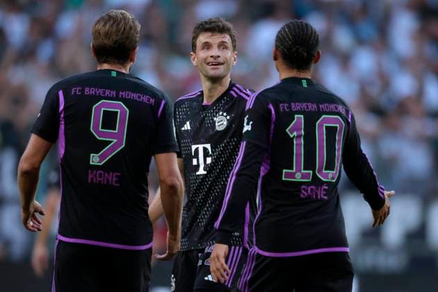 Bilder des Jahres 2023, Sport 09 September Mönchengladbach, Deutschland, Germany 1. Fussball Bundesliga, 3. Spieltag, Matchday 3 Borussia Mönchengladbach vs. Bayern München 1-2 02. 09. 2023 im Borussia Park in Mönchengladbach Harry KANE (FCB) li.- freut sich mit Thomas MUELLER (MÜLLER) (FCB) 2.v.li.- und Leroy SANE (FCB) re.- über den Sieg Photo: Norbert Schmidt, Duesseldorf