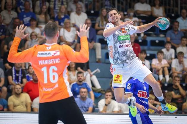 Bilder des Jahres 2023, Sport 09 September Sport Themen der Woche KW36 Sport Bilder des Tages 06.09.2023, Schwalbe-Arena, Gummersbach, Liqui Moly Handball Bundesliga, Saison 2023 2024, VfL Gummersbach - TSV Hannover-Burgdorf: Marius Steinhauser (TSV Hannover-Burgdorf) wirft den Ball auf das Tor von Torhüter Tibor Ivanisevic (VfL Gummersbach) Nordrhein-Westfalen Deutschland