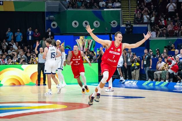 Basketball Manila Pasay 08.09.2023 FIBA Basketball World Cup 2023 Weltmeisterschaft der Männer Halbfinale Vereinigte Staaten von Amerika (USA) - Deutschland (GER) Deutschland gewinnt und steht im Finale Johannes Voigtmann (Deutschland, No.07) Daniel Theis (Deutschland, No.10) Jubel