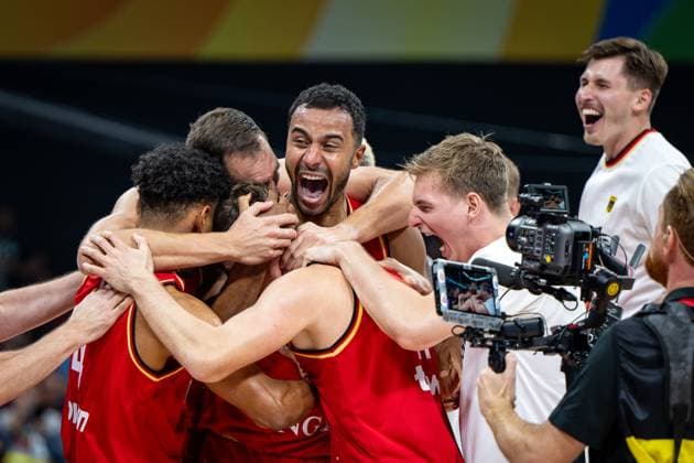 Bilder des Jahres 2023, Sport 09 September Sport Themen der Woche KW36 Sport Bilder des Tages Basketball Manila Pasay 08.09.2023 FIBA Basketball World Cup 2023 Weltmeisterschaft der Männer Halbfinale Vereinigte Staaten von Amerika (USA) - Deutschland (GER) Deutschland gewinnt mit 113 - 111 und zieht ins Finale der WM ein Jubel nach dem Spiel Maodo Lo (Deutschland, No.04) Johannes Voigtmann (Deutschland, No.07) Johannes Thiemann (Deutschland, No.32) Justus Hollatz (Deutschland, No.21) David Krämer (Deutschland, No.44) Kraemer Kramer vlnr.