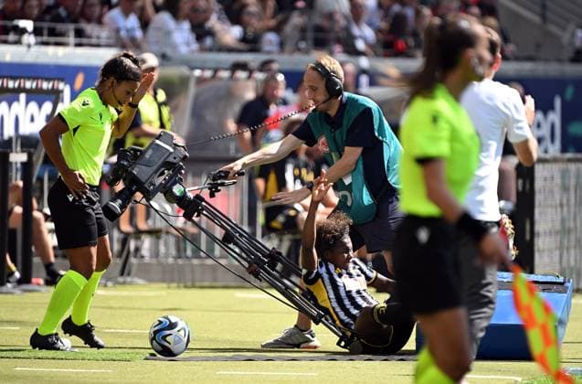 Bilder des Jahres 2023, Sport 09 September Sport Themen der Woche KW36 09.09.2023, xjhx, Fussball Champions League Quali Finale, Eintracht Frankfurt - Juventus Turin emspor, v.l. Lineth Beerensteyn (Juventus Turin Frauen), unfall tv kamera (DFL DFB REGULATIONS PROHIBIT ANY USE OF PHOTOGRAPHS as IMAGE SEQUENCES and or QUASI-VIDEO) Frankfurt am Main