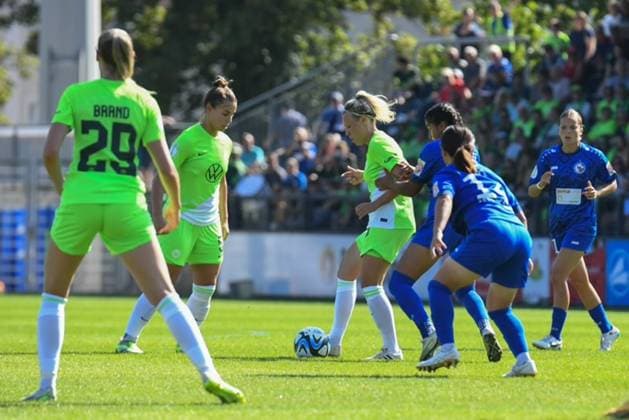 Fußball I Frauen I Saison 2023-2024 I DFB Pokal I 2. Runde I 1. FFC Turbine Potsdam - VfL Wolfsburg I 10.09.2023 Jule Brand (29, VfL Wolfsburg), Lena Sophie Oberdorf (5, VfL Wolfsburg) Potsdam Karl-Liebknecht-Straße 90 Brandenburg Deutschland Copyright: xLobeca InesxHähnelx
