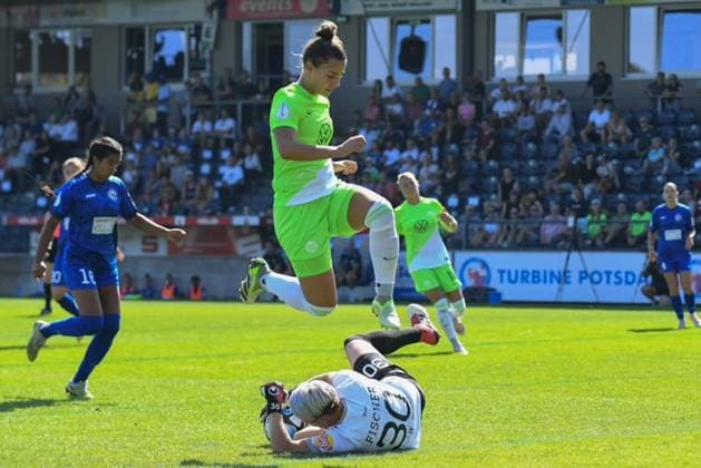Fußball I Frauen I Saison 2023-2024 I DFB Pokal I 2. Runde I 1. FFC Turbine Potsdam - VfL Wolfsburg I 10.09.2023 Vanessa Fischer (30, Torhüterin, Turbine Potsdam) hat den Ball. Potsdam Karl-Liebknecht-Straße 90 Brandenburg Deutschland Copyright: xLobeca InesxHähnelx