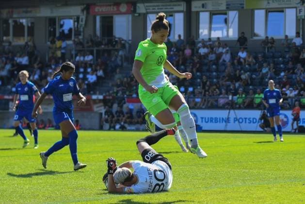 Fußball I Frauen I Saison 2023-2024 I DFB Pokal I 2. Runde I 1. FFC Turbine Potsdam - VfL Wolfsburg I 10.09.2023 Vanessa Fischer (30, Torhüterin, Turbine Potsdam) hat den Ball. Potsdam Karl-Liebknecht-Straße 90 Brandenburg Deutschland Copyright: xLobeca InesxHähnelx