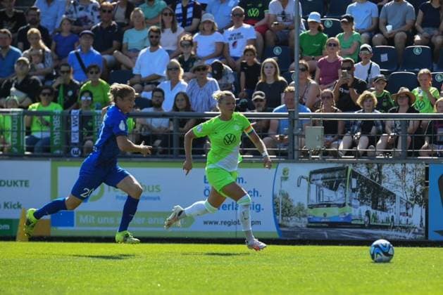 Fußball I Frauen I Saison 2023-2024 I DFB Pokal I 2. Runde I 1. FFC Turbine Potsdam - VfL Wolfsburg I 10.09.2023 Bianca Schmidt (20, Turbine Potsdam) und Alexandra Popp (11, VfL Wolfsburg) Potsdam Karl-Liebknecht-Straße 90 Brandenburg Deutschland Copyright: xLobeca InesxHähnelx