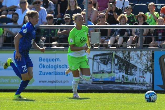 Fußball I Frauen I Saison 2023-2024 I DFB Pokal I 2. Runde I 1. FFC Turbine Potsdam - VfL Wolfsburg I 10.09.2023 Bianca Schmidt (20, Turbine Potsdam) und Alexandra Popp (11, VfL Wolfsburg) Potsdam Karl-Liebknecht-Straße 90 Brandenburg Deutschland Copyright: xLobeca InesxHähnelx