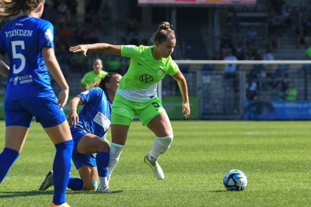 Fußball I Frauen I Saison 2023-2024 I DFB Pokal I 2. Runde I 1. FFC Turbine Potsdam - VfL Wolfsburg I 10.09.2023 Lena Sophie Oberdorf (5, VfL Wolfsburg) am Bal Potsdam Karl-Liebknecht-Straße 90 Brandenburg Deutschland Copyright: xLobeca InesxHähnelx