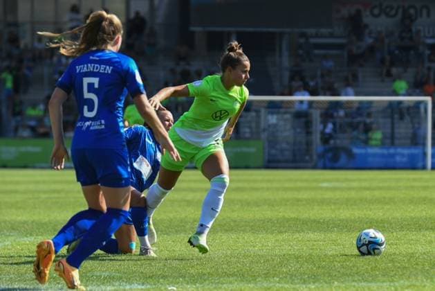 Fußball I Frauen I Saison 2023-2024 I DFB Pokal I 2. Runde I 1. FFC Turbine Potsdam - VfL Wolfsburg I 10.09.2023 Lena Sophie Oberdorf (5, VfL Wolfsburg) am Ball Potsdam Karl-Liebknecht-Straße 90 Brandenburg Deutschland Copyright: xLobeca InesxHähnelx