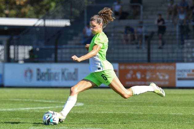 Fußball I Frauen I Saison 2023-2024 I DFB Pokal I 2. Runde I 1. FFC Turbine Potsdam - VfL Wolfsburg I 10.09.2023 Dominique Janssen (6, VfL Wolfsburg) am Ball Freisteller, Nahaufnahme, Porträt, Portrait, Einzelfoto, Einzelbild, Körper Potsdam Karl-Liebknecht-Straße 90 Brandenburg Deutschland Copyright: xLobeca InesxHähnelx