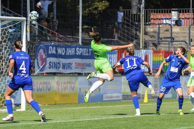 Fußball I Frauen I Saison 2023-2024 I DFB Pokal I 2. Runde I 1. FFC Turbine Potsdam - VfL Wolfsburg I 10.09.2023 Lena Sophie Oberdorf (5, VfL Wolfsburg) im Sprung Potsdam Karl-Liebknecht-Straße 90 Brandenburg Deutschland Copyright: xLobeca InesxHähnelx