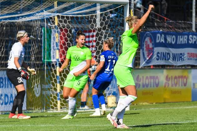 Fußball I Frauen I Saison 2023-2024 I DFB Pokal I 2. Runde I 1. FFC Turbine Potsdam - VfL Wolfsburg I 10.09.2023 Tor für VfL Wolfsburg. Jubel bei Lena Sophie Oberdorf (5, VfL Wolfsburg) und Alexandra Popp (11, VfL Wolfsburg). Potsdam Karl-Liebknecht-Straße 90 Brandenburg Deutschland Copyright: xLobeca InesxHähnelx