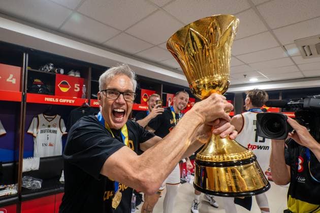Bilder des Jahres 2023, Sport 09 September Sport Bilder des Tages Basketball Manila Pasay 10.09.2023 FIBA Basketball World Cup 2023 Weltmeisterschaft der Männer Finale Deutschland (GER) - Serbien (SRB) Deutschland ist Weltmeister Kabine Jubel Gordon Herbert (Deutschland, Bundestrainer)