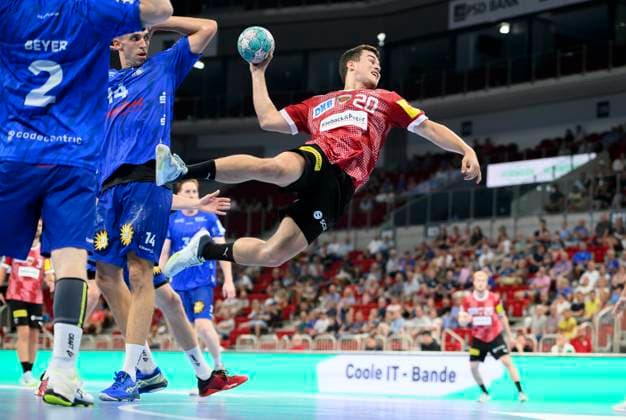 Bilder des Jahres 2023, Sport 09 September Sport Themen der Woche KW36 Sport Bilder des Tages v.l. Frederik LADEFOGED (BHC), Tim FREIHOEFER (Freihöfer) (B), Aktion, Wurf, Handball 1. Bundesliga, 04.Spieltag, Bergischer HC (BHC) - Fuechse Berlin (B), am 10.09.2023 in Duesseldorf Deutschland. oÂ‚Ã‚Â