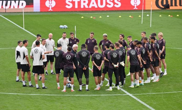 Bilder des Jahres 2023, Sport 09 September Sport Themen der Woche KW37 Sport Bilder des Tages Hannes Wolf (U20 Trainer Deutschland) und Interims Bundestrainer Rudi Völler (Deutschland), mi., im Spielerkreis 11.09.2023, Training der deutschen Fussball Nationalmannschaft im Signal Iduna Park vor dem Länderspiel gegen Frankreich Dortmund Signal Iduna Park Deutschland