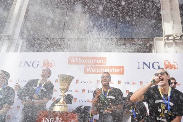 Bilder des Jahres 2023, Sport 09 September Sport Bilder des Tages Weltmeistermannschaft feiert den Titelgewinn mit Sekt auf der Bühne - 11.09.2023: Empfang der Weltmeister Mannschaft der Basketballer in Frankfurt