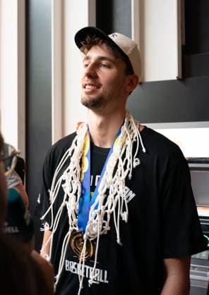 Bilder des Jahres 2023, Sport 09 September 12.09.2023, xsltx, Basketball Weltmeisterschaft 2023, Empfang Weltmeister Deutschland emspor, v.l. Franz Wagner (Deutsche Basketball-Nationalmannschaft) (2.08 m, Guard Forward, Orlando Magic USA) (DFL DFB REGULATIONS PROHIBIT ANY USE OF PHOTOGRAPHS as IMAGE SEQUENCES and or QUASI-VIDEO) Frankfurt am Main
