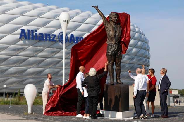 Bilder des Jahres 2023, Sport 09 September Sport Themen der Woche KW37 Sport Bilder des Tages Denkmal an Gerd - Einweihung am 12.09.2023 an der Allianz Arena in München Enthüllung der Statue Denkmal von Gerd Müller vor der Allianz Arena.