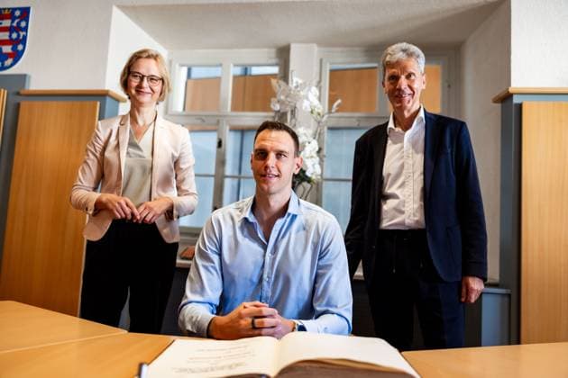 14.09.2023, GER, Basketball, Maenner, Saison 23 24, Nationalmannschaft, Weltmeisterschaft FÃ dÃ ration Internationale de Basketball Philippinen Japan Indonesien , Empfang des Weltmeister Johannes Voigtmann in Eisenach + Eintrag in das Goldene Buch der Johannes Voigtmann kroente seine Karriere mit dem Weltmeistertitel im Basketball gemeinsam mit der Deutschen Nationalmannschaft während der WM 2023. Organisiert durch die FÃ dÃ ration Internationale de Basketball. Gespielt wurde auf den Philippinen sowie in Japan und Indonesien. Nach der Titelgewinn wurde Johannes Voigtmann nach Eisenach geladen. Es gab einen Empfang durch die Buergermeisterin Katja Wolf sowie dem Sportminister Thueringens, Helmut Holter. Im Anschluss erfolgte der Eintrag in des Goldene Buch der Stadt.