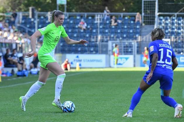 Fußball I Frauen I Saison 2023-2024 I DFB Pokal I 2. Runde I 1. FFC Turbine Potsdam - VfL Wolfsburg I 10.09.2023 Am Ball Torschützin zum 2:0 Jule Brand (29, VfL Wolfsburg) gegen Adrienne Leigh Jordan (15, Turbine Potsdam) Potsdam Karl-Liebknecht-Straße 90 Brandenburg Deutschland Copyright: xLobeca InesxHähnelx