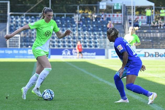 Fußball I Frauen I Saison 2023-2024 I DFB Pokal I 2. Runde I 1. FFC Turbine Potsdam - VfL Wolfsburg I 10.09.2023 Am Ball Torschützin zum 2:0 Jule Brand (29, VfL Wolfsburg) gegen Adrienne Leigh Jordan (15, Turbine Potsdam) Potsdam Karl-Liebknecht-Straße 90 Brandenburg Deutschland Copyright: xLobeca InesxHähnelx